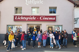  es im gut gefüllten Kinosaal im Lichtspielhaus Höchst. Am 21. März 2025 haben sich hier vier 5. Klassen der Georg-Ackermann-Schule eingefunden, um im Rahmen der hessischen Schulkinowochen einen Film zu sehen. Bereits am Vortag haben sie mit ihren Klassenlehrerinnen und Klassenlehrern den Trailer des Films „Das fliegende Klassenzimmer“ geschaut, der im Jahr 2023 als Neuverfilmung des Kinderbuch-Klassikers von Erich Kästner in die Kinos kam. Mit dem Trailer wuchs auch die Vorfreude der Schülerinnen und Schüler auf ihren Ausflug.  Auf der Leinwand konnten sie vier Jugendlichen in einem Internat dabei zusehen, wie sie große und kleine Probleme des Alltags lösen und dabei die Freundschaft nicht aus den Augen verlieren. Als am Ende des Films ein lauter Applaus durch die Reihen zog, sind sich alle sicher, dass dies ein ganz toller Film ist, bei dem man viel lachen kann, aber auch ab und zu eine Träne vergießen muss.                                                                                                                                                 Text: Christina Lang